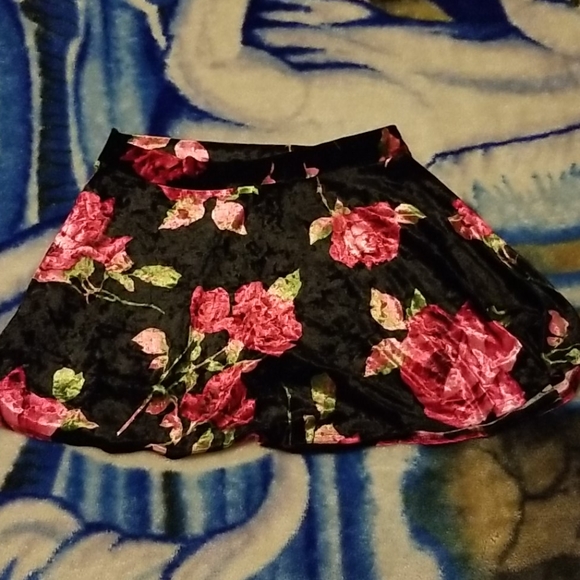 Floral design black mini skirt - Picture 2 of 3
